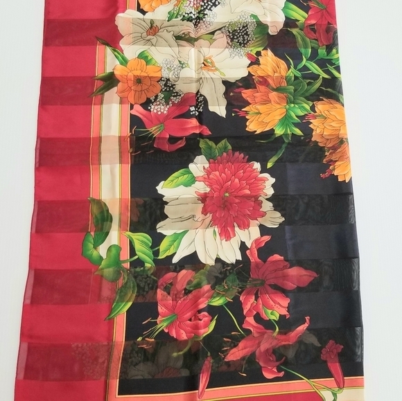 Mool Mang Cho Red Floral 43" x 43" Square Scarf, New without Tag - Picture 4 of 8
